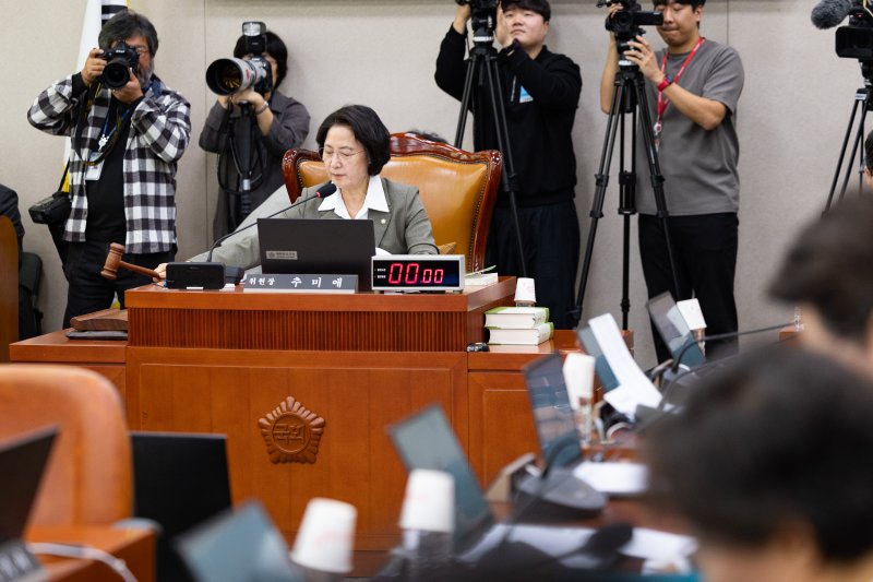 추미애 국회 법제사법위원장이 지난 24일 서울 여의도 국회에서 열린 법제사법위원회의 법제처에 대한 국정감사 개시를 선언하고 있다. 2025.10.24/뉴스1 ⓒ News1 유승관 기자