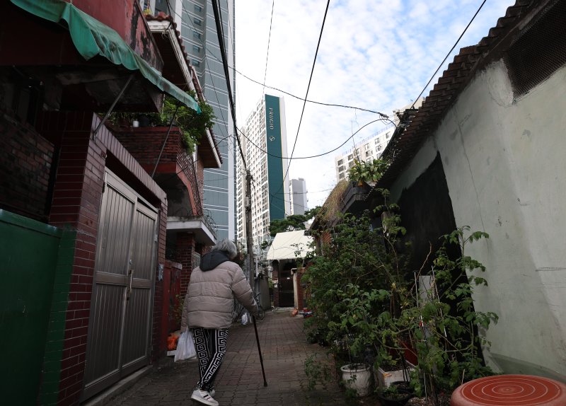 정부의 10·15 부동산 대책 발표 이후 서울을 중심으로 거래절벽과 매물 잠김 현상이 뚜렷해지고 있다. 사진은 지난 24일 서울 노원구 상계5 재정비촉진구역의 노후 주택 뒤로 고층 아파트가 들어선 모습. 2025.10.24/뉴스1 ⓒ News1 오대일 기자