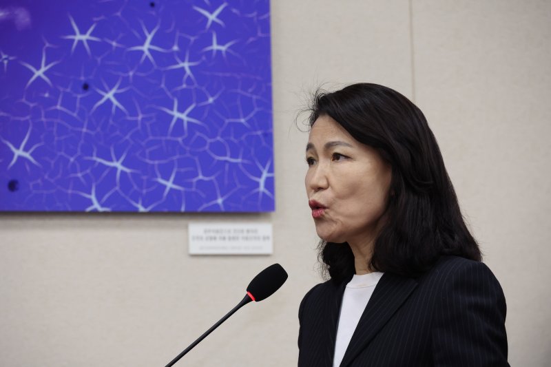 [서울=뉴시스] 김금보 기자 = 이진숙 전 방송통신위원장이 14일 서울 여의도 국회에서 열린 과학기술정보방송통신위원회 국정감사에 증인으로 출석해 의원 질의에 답하고 있다. 2025.10.14. kgb@newsis.com