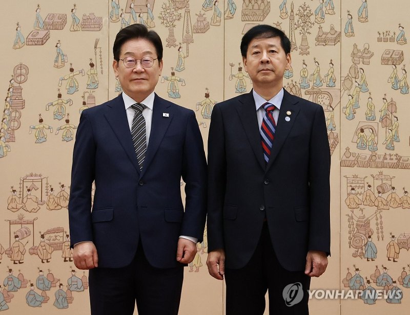 이재명 대통령, 구윤철 경제부총리 임명장 수여 (출처=연합뉴스)