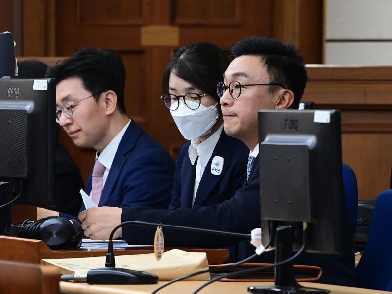 [서울=뉴시스] 사진공동취재단 = 도이치모터스 주가조작과 명태균 공천개입, 통일교 청탁·뇌물 수수 의혹 혐의 등으로 구속기소 된 김건희 여사가 지난 9월 24일 오후 서울 서초구 서울중앙지방법원에서 열린 첫 재판에 출석해 있다. 2025.10.25. photo@newsis.com