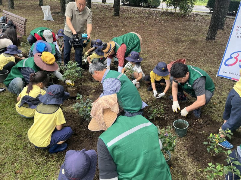 [제주=뉴시스] 제주시 '탐나는정원' 프로그램에 참여한 시민들이 사라봉 등에서 정원을 꾸미고 있다. (사진=황아미 마을플랫폼 대표 제공) photo@newsis.com *재판매 및 DB 금지