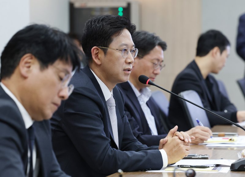 배경훈 부총리 겸 과학기술정보통신부 장관이 23일 경기 성남시 분당구 인공지능안전연구소에서 열린 'AI 안전·신뢰 확보를 위한 산학연 전문가 간담회'에서 인사말을 하고 있다. 2025.10.23/뉴스1 ⓒ News1 김영운 기자