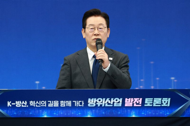 [고양=뉴시스] 고범준 기자 = 이재명 대통령이 20일 경기 고양시 일산서구 킨텍스에서 열린 방위산업 발전 토론회에서 발언하고 있다. 2025.10.20. bjko@newsis.com