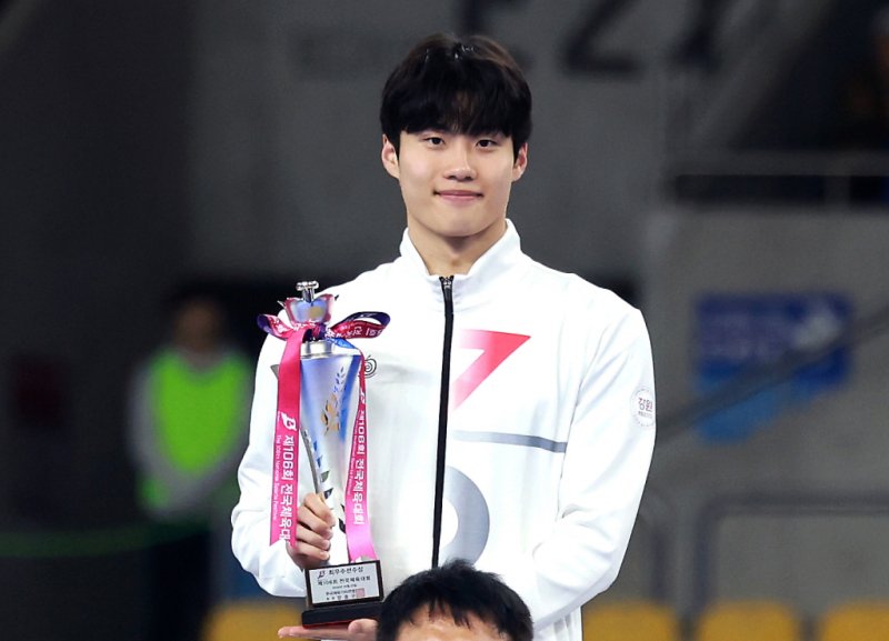 강원도청 소속 수영 황선우가 지난 23일 부산 아시아드주경기장에서 열린 제106회 전국체육대회(전국체전) 폐회식에서 최우수선수(MVP) 상을 수여 받은 뒤 기념촬영을 하고 있다. (대한체육회 제공. 재판매 및 DB금지) 2025.10.23/뉴스1