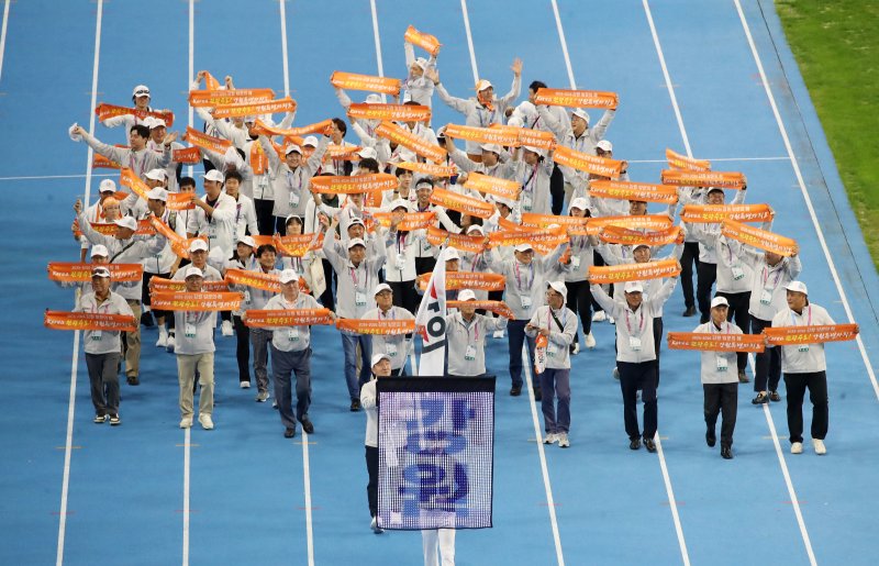 17일 부산 연제구 부산아시아드주경기장에서 열린 제106회 전국체육대회 개회식에서 강원도 선수단이 입장하고 있다. 2025.10.17/뉴스1 ⓒ News1 윤일지 기자