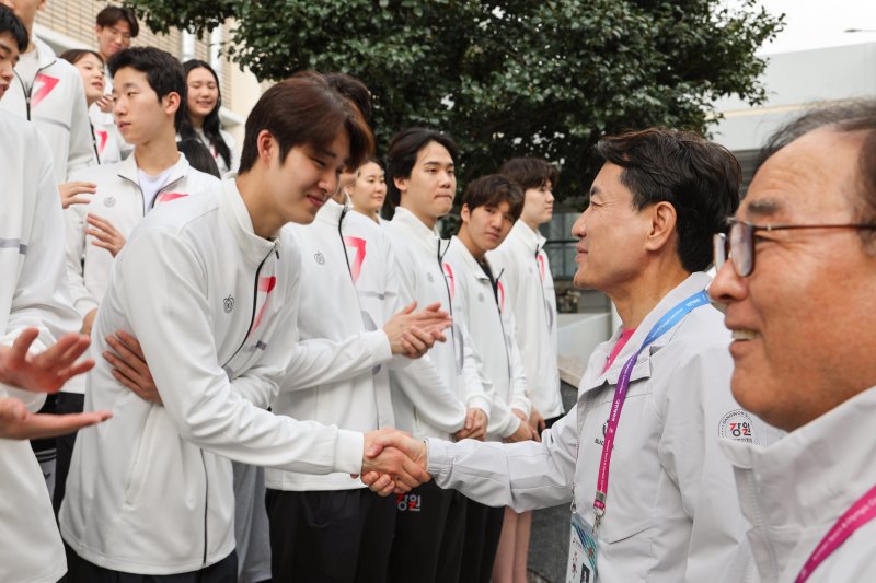 전국체육대회에 참가한 강원 선수단 격려하는 김진태 강원특별자치도지사.(강원도 제공. 재판매 및 DB금지)/뉴스1