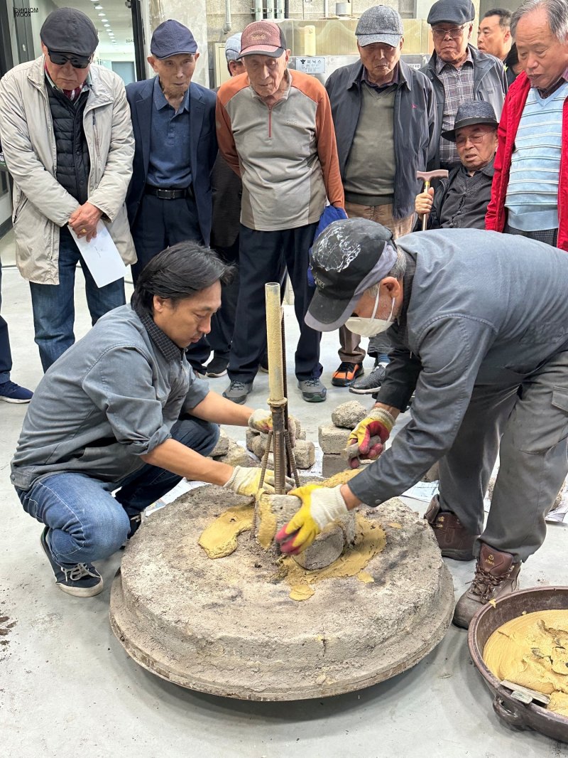 충북 진천군은 국가무형유산 주철장(鑄鐵匠) 공개행사를 24일부터 26일까지 진천군 주철장전수교육관에서 진행했다.(진천군 제공, 재판매 및 DB금지)/뉴스1