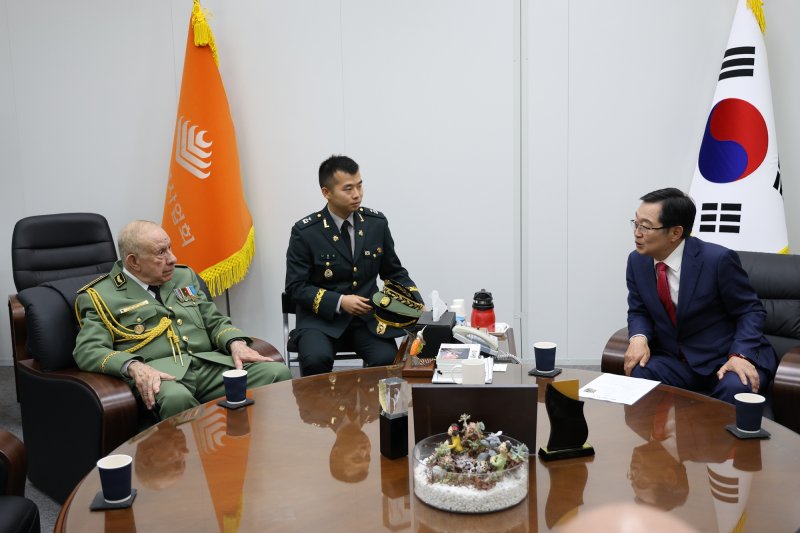 [서울=뉴시스] 백승주 전쟁기념사업회장이 23일 오후 전쟁기념관을 찾은 사이드 샹그리하 알제리 국방특임장관과 환담하고 있다. (사진=전쟁기념사업회 제공) 2025.10.26. photo@newsis.com *재판매 및 DB 금지