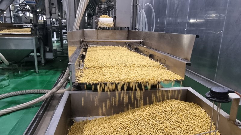 [베이징=뉴시스] 박정규 특파원 =사진은 지난해 7월 23일 중국 베이징 핑구구의 풀무원 중국법인 제2공장에서 두부 제조를 위한 대두가 공정을 거치는 모습. 2024.7.27 pjk76@newsis.com