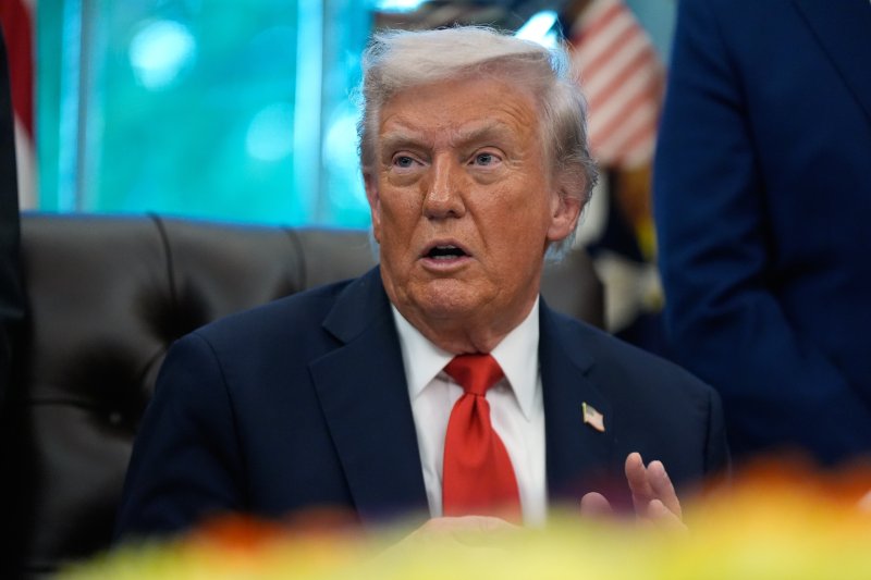 [워싱턴=AP/뉴시스] 사진은 도널드 트럼프 미국 대통령이 지난 21일(현지시각) 백악관 집무실에게 기자들에게 발언하고 있는 모습. 2025.10.22.