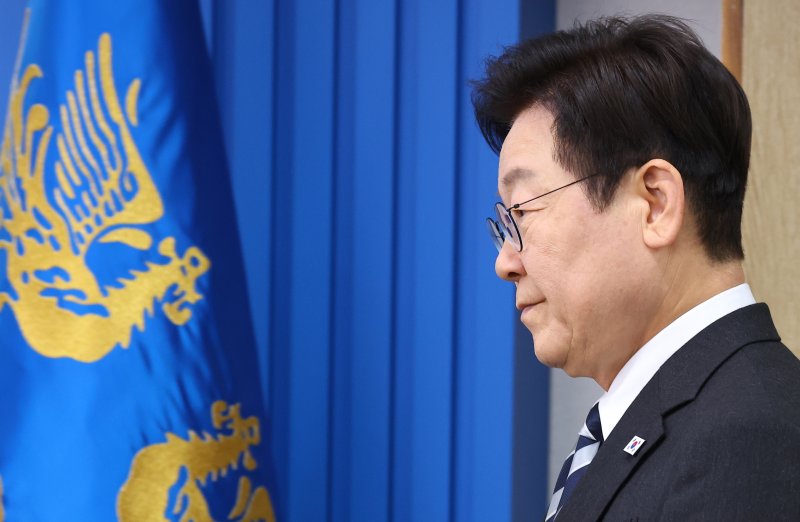 [서울=뉴시스] 최동준 기자 = 이재명 대통령이 지난 23일 서울 용산 대통령실 청사에서 열린 수석보좌관회의에 입장하고 있는 모습. (대통령실통신사진기자단) 2025.10.23. photocdj@newsis.com