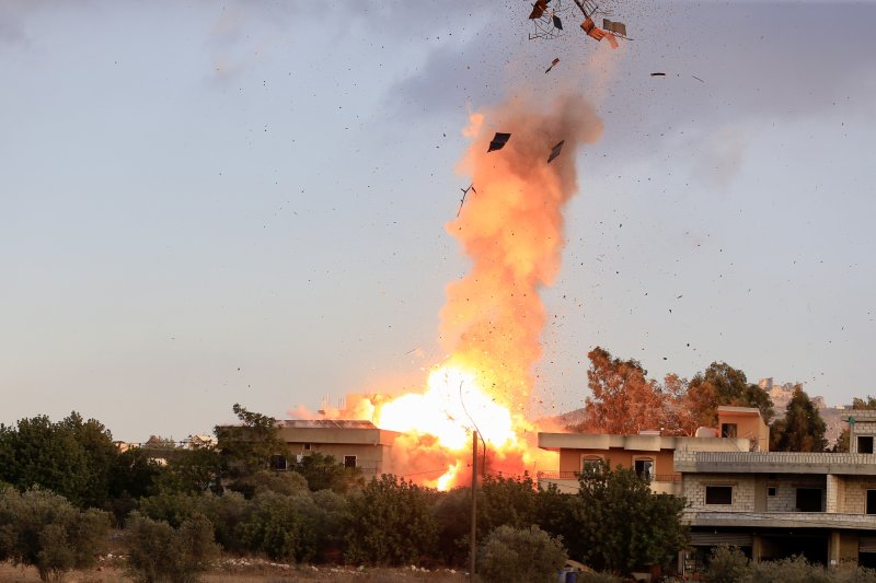 [ 크라르 테브니트(레바논)=신화/뉴시스] 레바논의 국경 마을 크파르 테브니트에서 9월 18일 이스라엘군의 공습으로 불타는 주택들. 이 군은 10월 25일에도 국경지대를 무인기로 폭격해 헤즈볼라 사령관을 살해했다고 레바논 NNA통신이 보도했다. 2025. 10.26.