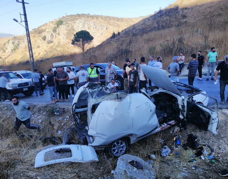 [레바논= 신화/뉴시스] 레바논 남부의 마르자윤- 카르달리 간 고속도로에서 이군 공습으로 파괴된 차량들. 9월 28일의 이 폭격으로 헤즈볼라 활동가 1명이 현장에서 숨졌다. 2025.10.26.