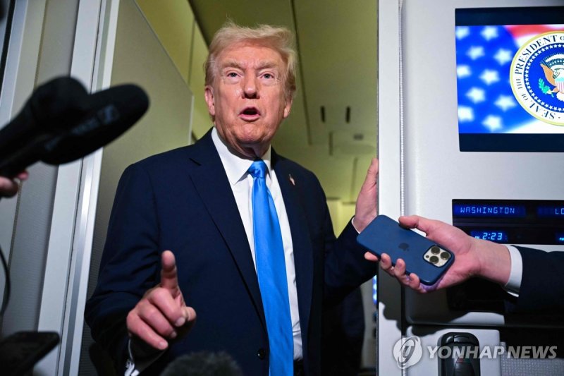 기내에서 언론과 문답하는 도널드 트럼프 미국 대통령 (출처=연합뉴스)