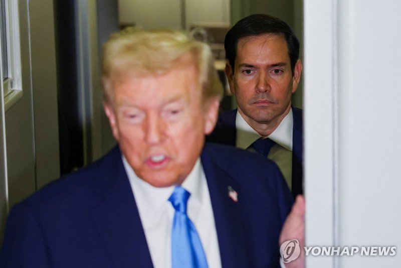 도널드 트럼프 미국 대통령 순방 수행단에 합류한 마코 루비오 국무장관(오른쪽) (출처=연합뉴스)
