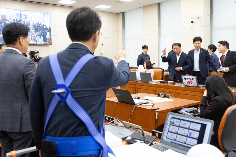 15일 서울 여의도 국회에서 열린 기후에너지환경노동위원회 고용노동부 등에 대한 국정감사에서 전국민주노동조합총연맹(민노총) 증인 채택 여부 관련으로 여야 의원들의 고성이 오가고 있다. 2025.10.15/뉴스1 ⓒ News1 이승배 기자