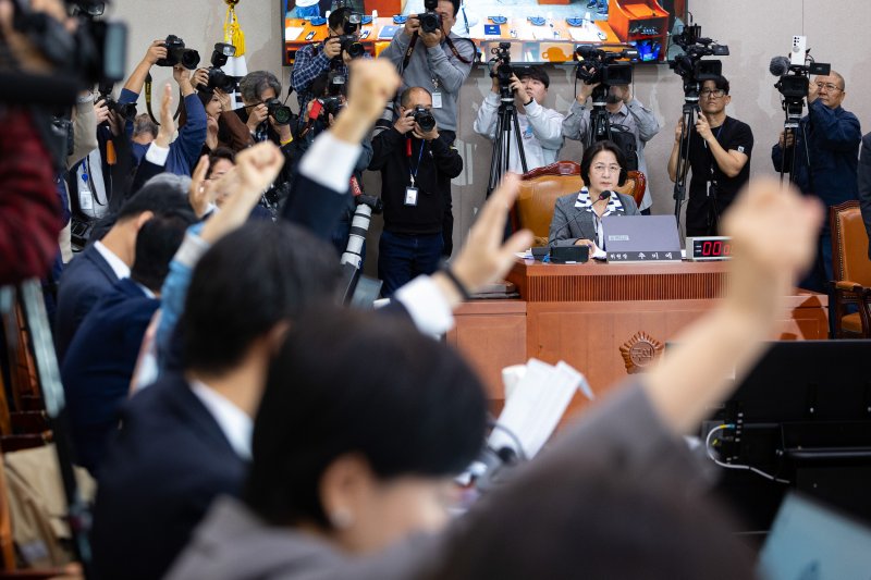 추미애 국회 법제사법위원장이 23일 서울 여의도 국회에서 열린 제429회 국회(정기회) 법제사법위원회 제11차 전체회의에서 임성근 전 해병대 1사단장에 대한 위증고발 건과 관련 토론종결 거수 표결을 지켜보고 있다. 2025.10.23/뉴스1 ⓒ News1 유승관 기자