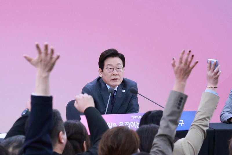 [대구=뉴시스] 고범준 기자 = 이재명 대통령이 24일 대구광역시 북구 엑스코에서 열린 '대구의 마음을 듣다' 타운홀 미팅에서 참석자들의 질문을 받고 있다. 2025.10.24. bjko@newsis.com