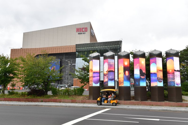 APEC 2025 정상회의를 22일 앞둔 8일 정상회의장인 경북 경주시 화백컨벤센션터와 국제미디어센터가 내외부 마무리 공사를 마친 후 모습을 드러냈다. APEC 준비지원단은 정상회의장과 미디어센터 내부 실내 인테리어 등에 대한 점검을 하고 있는 것으로 전해졌다. 2025.10.8/뉴스1 ⓒ News1 최창호 기자