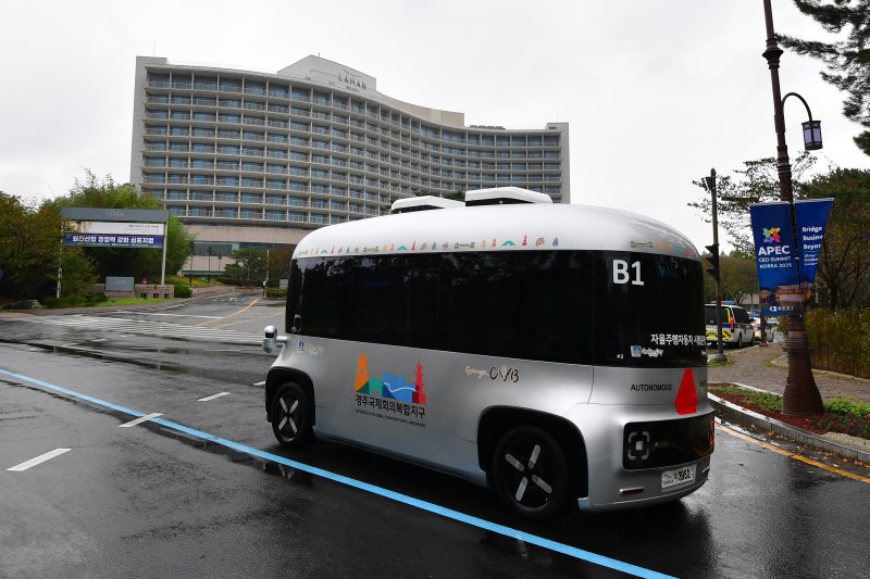 APEC 2025 정상회의를 앞둔 23일 경북 경주시 정상회의장인 보문단지 일원에서 자율주행 셔틀버스가 운행되고 있다. 2025.10.23/뉴스1 ⓒ News1 최창호 기자