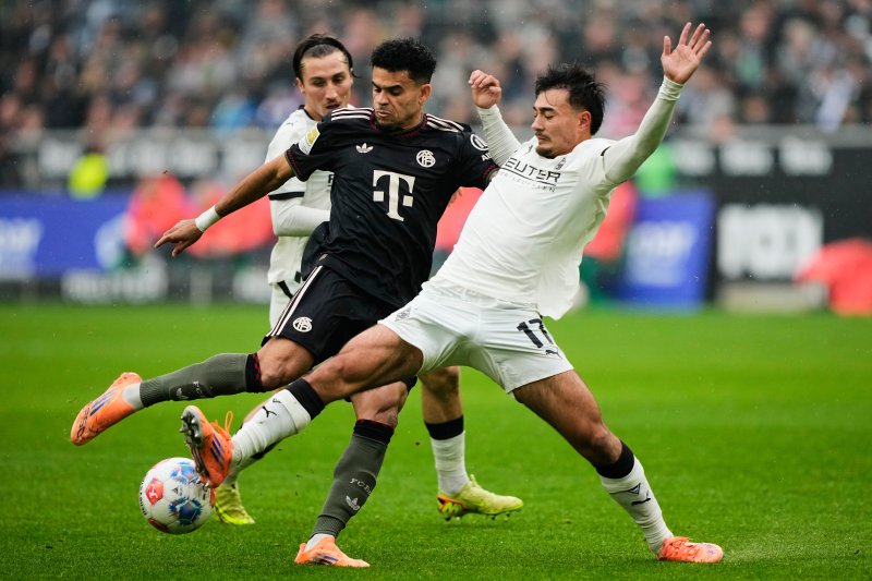 [묀헨글라트바흐=AP/뉴시스] 묀헨글라트바흐의 옌스 카스트로프(오른쪽)가 25일(현지 시간) 독일 묀헨글라트바흐의 보루시아 파크에서 열린 2025-26 분데스리가 8라운드 바이에른 뮌헨과 경기 중 루이스 디아스와 공을 다투고 있다. 카스트로프는 전반 19분 디아스에게 슬라이딩 태클을 시도하다가 발목을 가격해 퇴장당했고, 김민재가 풀타임 소화한 뮌헨은 3-0으로 승리했다. 2025.10.26.