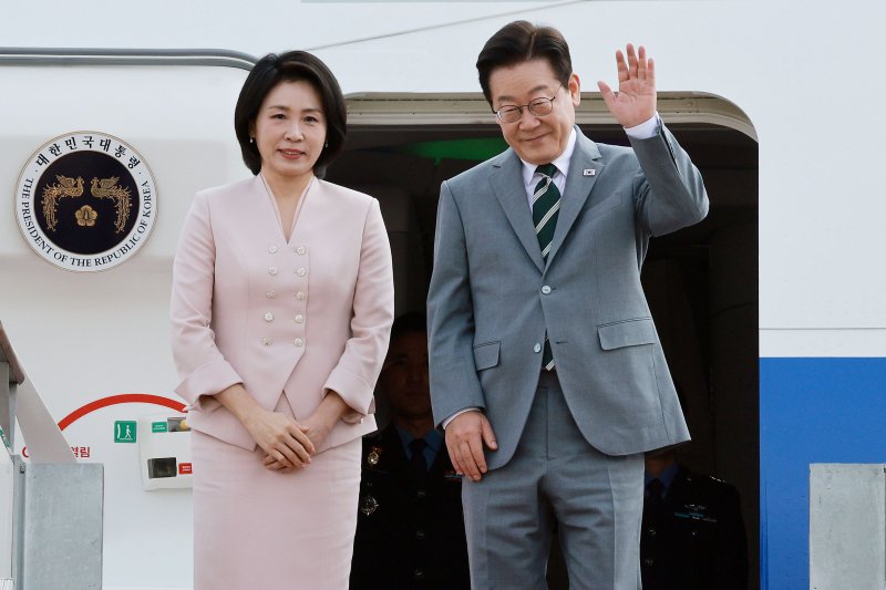 이재명 대통령과 김혜경 여사가 말레이시아 쿠알라룸푸르에서 열리는 아세안 정상회의에 참석하기 위해 26일 경기 성남 서울공항에 도착해 공군 1호기에 탑승해 인사하고 있다. 뉴시스