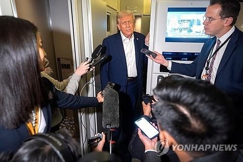 아시아 순방길에 기내에서 언론과 문답하는 트럼프 (출처=연합뉴스)