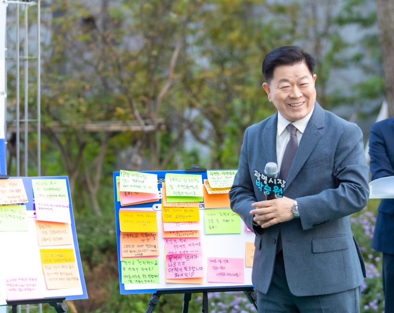 [광명=뉴시스]박승원 광명시장이 25일 트리우스광명 아파트에서 입주민들과의 아소하에서 시민의 질문에 답하고 있다.(사진=광명시 제공)2025.10.26.photo@newsis.com *재판매 및 DB 금지