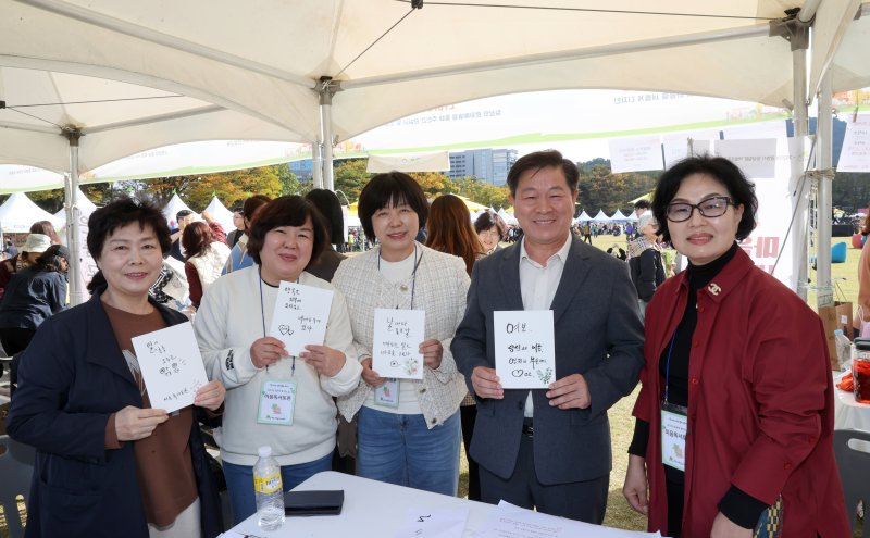 [광명=뉴시스]박승원 광명시장이 25일 광명시민체육관 잔디광장에서 열린 주민자치박람회에서 시민들과 기념촬영을 하고 있다. (사진=광명시 제공)2025.10.26.photo@newsis.com *재판매 및 DB 금지