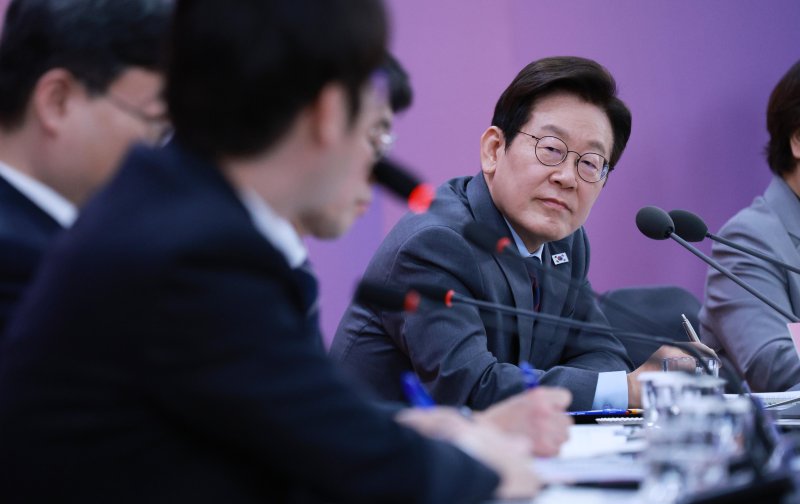 [대구=뉴시스] 고범준 기자 = 이재명 대통령이 24일 대구광역시 북구 엑스코에서 열린 '대구의 마음을 듣다' 타운홀 미팅에서 하정우 AI미래기획수석의 발언을 듣고 있다. 2025.10.24. bjko@newsis.com