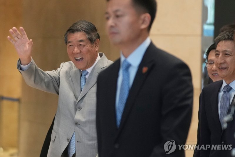 25일 회담장 나서는 허리펑 중국 부총리 (출처=연합뉴스)