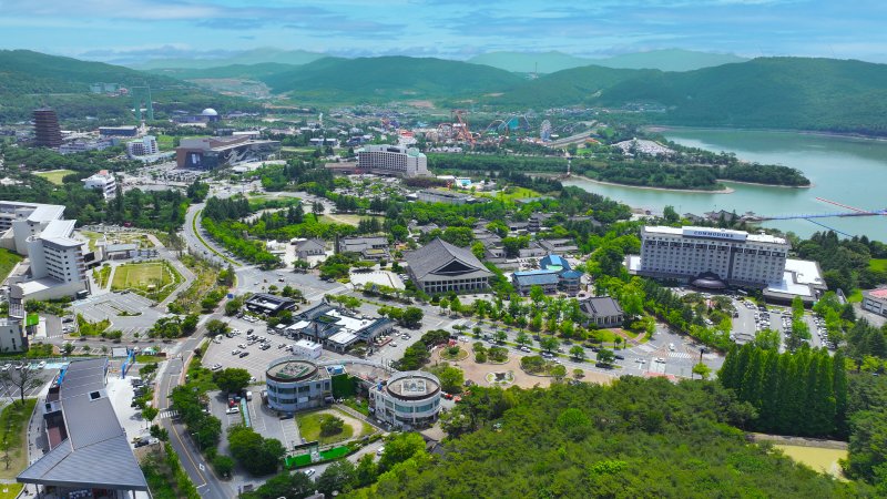 경북도와 경주시는 오는 27일부터 11월 1일까지 열리는 ‘2025 아시아태평양경제협력체(APEC) 정상회의’를 앞두고 세계 21개국 정상단과 경제인단이 머물 숙소의 위생·보안·서비스 전반을 최종 점검하고 있다. 보문단지 전경. ⓒ News1 김대벽기자
