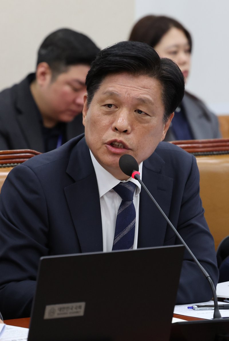 [서울=뉴시스] 배훈식 기자 = 조승래 더불어민주당 의원이 14일 오전 서울 여의도 국회에서 열린 기획재정부 국정감사에서 질의하고 있다. 2025.10.14. dahora83@newsis.com