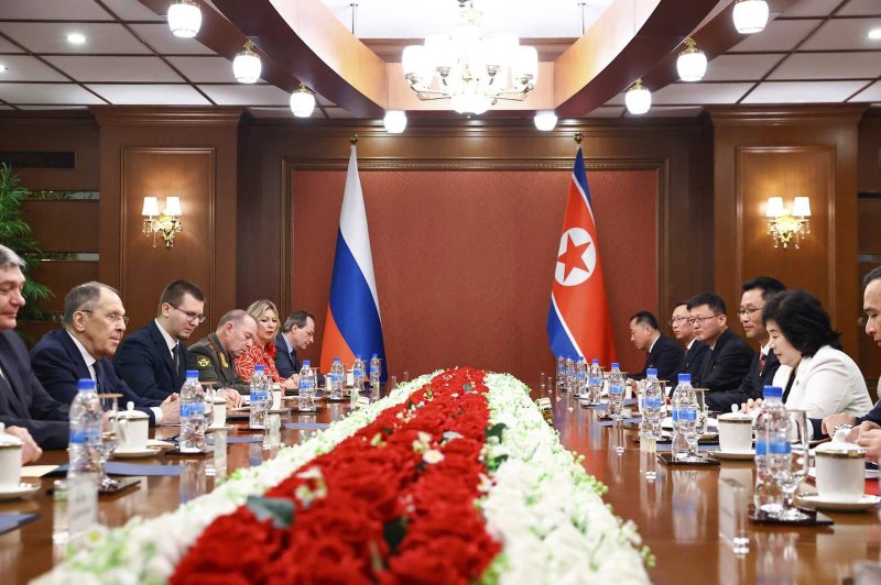 세르게이 라브로프 러시아 외무장관(왼쪽)과 최선희 북한 외무상이 7월 12일 북한 원산에서 '제2차 전략대화'를 하고 있다.AP뉴시스