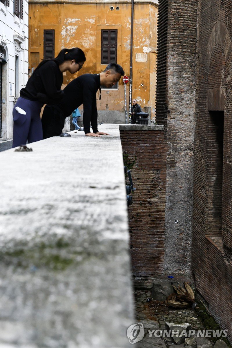 사고 현장 내려다보는 사람들 (출처=연합뉴스)