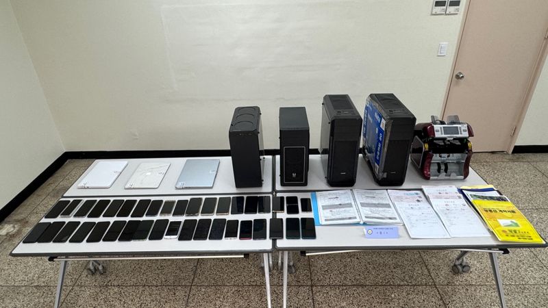 성매매 조직 사무실 압수물. 서울경찰청 제공