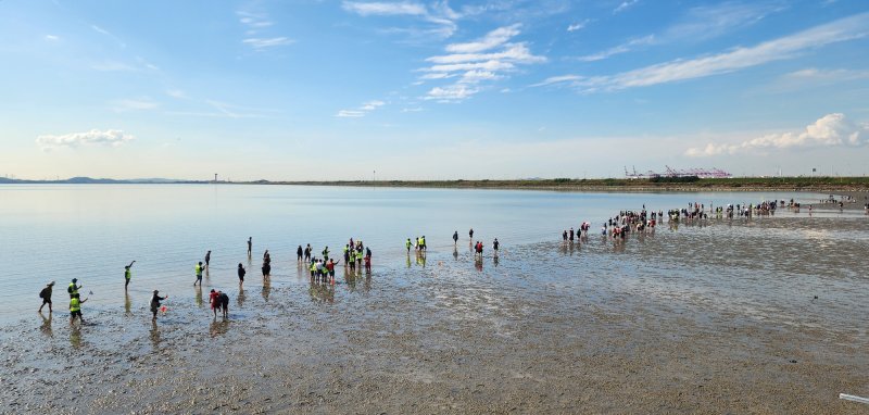 [시흥=뉴시스] '2025 시화호 갯벌 맨발걷기 페스타'가 시민 400여명이 참석한 가운데 열렸다.(사진=시흥시 제공).2025.10.26.photo@newsis.com