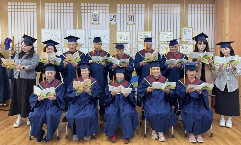 [시흥=뉴시스] 시흥시치매안심센터가 최근 치매 어르신 삶 담은 책 출간 기념 '책거리' 행사를 열었다. (사진=시흥시 제공).2025.10.26.photo@newsis.com