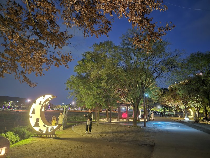 오는 27일부터 11월 1일까지 열리는 ‘2025 아시아태평양경제협력체(APEC) 정상회의’를 앞두고 세계유산 경주역사유적지구의 첨성대 일원이 문화예술 첨담기술이 융합된 축제장으로 변모했다. ⓒ News1 김대벽기자