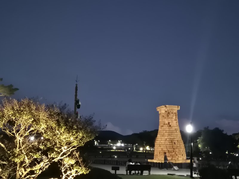 오는 27일부터 11월 1일까지 열리는 ‘2025 아시아태평양경제협력체(APEC) 정상회의’를 앞두고 세계유산 경주역사유적지구의 첨성대 일원이 문화예술 첨담기술이 융합된 축제장으로 변모했다. ⓒ News1 김대벽기자