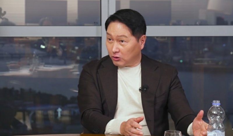 [서울=뉴시스] 최태원 SK그룹 회장 겸 대한상공회의소 회장이 저성장 해법을 설명하는 모습. (사진=SK그룹 제공) 2025.10.26. photo@newsis.com *재판매 및 DB 금지