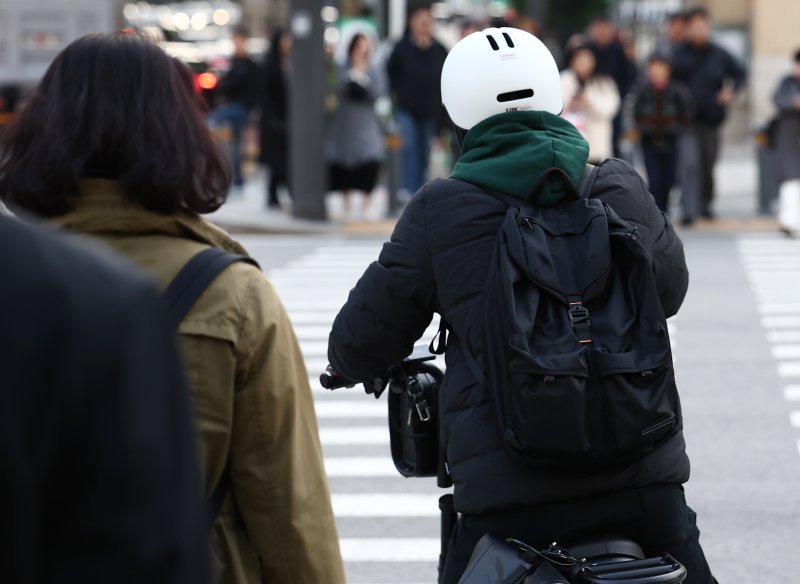 서울을 비롯한 대부분 지역의 아침 최저 기온이 한 자릿수로 떨어지며 올가을 가장 추운 날씨를 보인 지난 20일 오전 서울 광화문 사거리에서 시민들이 두꺼운 외투를 입고 발걸음을 옮기고 있다. 2025.10.20/뉴스1 ⓒ News1 김민지 기자