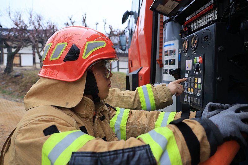 소방차량 작동하는 소방관 (출처=연합뉴스)