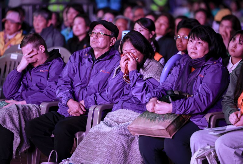 [서울=뉴시스] 정병혁 기자 = 지난 25일 서울 중구 서울광장에서 열린 10.29 이태원참사 3주기 시민추모대회에서 희생자 유가족들이 슬퍼하고 있다. 2025.10.25 jhope@newsis.com