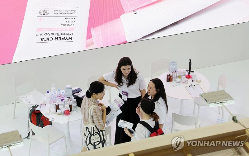 k-뷰티 설명 듣는 외국인들 (출처=연합뉴스)