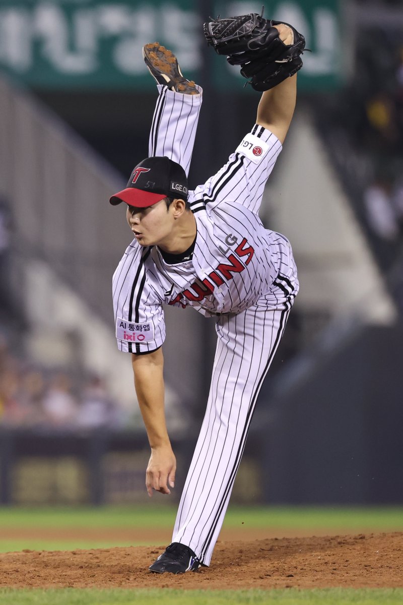 30일 오후 서울 송파구 잠실야구장에서 열린 프로야구 2025 신한 SOL 뱅크 KBO 리그 두산 베어스와 LG 트윈스의 경기 6회초 LG 교체투수 김영우가 역투하고 있다. 2025.9.30/뉴스1 ⓒ News1 안은나 기자