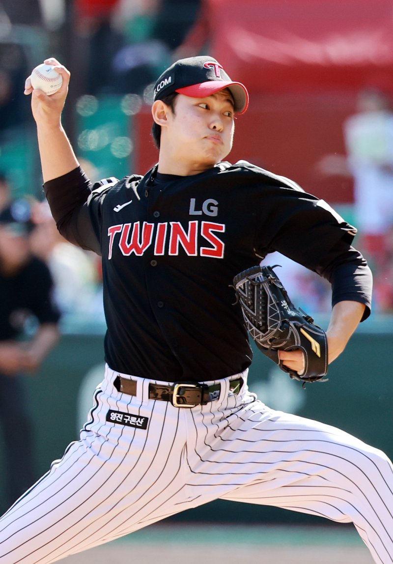 25일 오후 인천SSG 랜더스필드에서 열린 '2025 신한 SOL뱅크 KBO리그' LG 트윈스와 SSG 랜더스의 경기, LG 김영우가 7회말 2사 1루 상황에 등판해 힘차게 공을 던지고 있다. 2025.5.25/뉴스1 ⓒ News1 김진환 기자