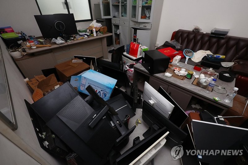 캄보디아 태자단지에 방치된 컴퓨터와 모니터들 (출처=연합뉴스)