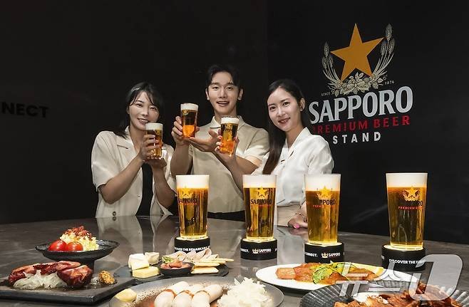 삿포로맥주는 지난 7월 1년 365일 내내 삿포로 프리미엄 맥주만을 즐길 수 있는 '삿포로 프리미엄 비어스탠드' 매장을 서울 성수동에 오픈했다. 사진은 서울 성동구 '삿포로 프리미엄 비어스탠드' 매장에서 모델들이 포즈를 취하고 있는 모습. (삿포로맥주 제공)